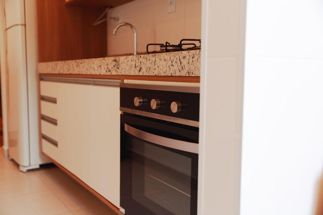 Apto Grande - No 3º Andar Com Ar E Wi-fi Proximo Ao Mar! *